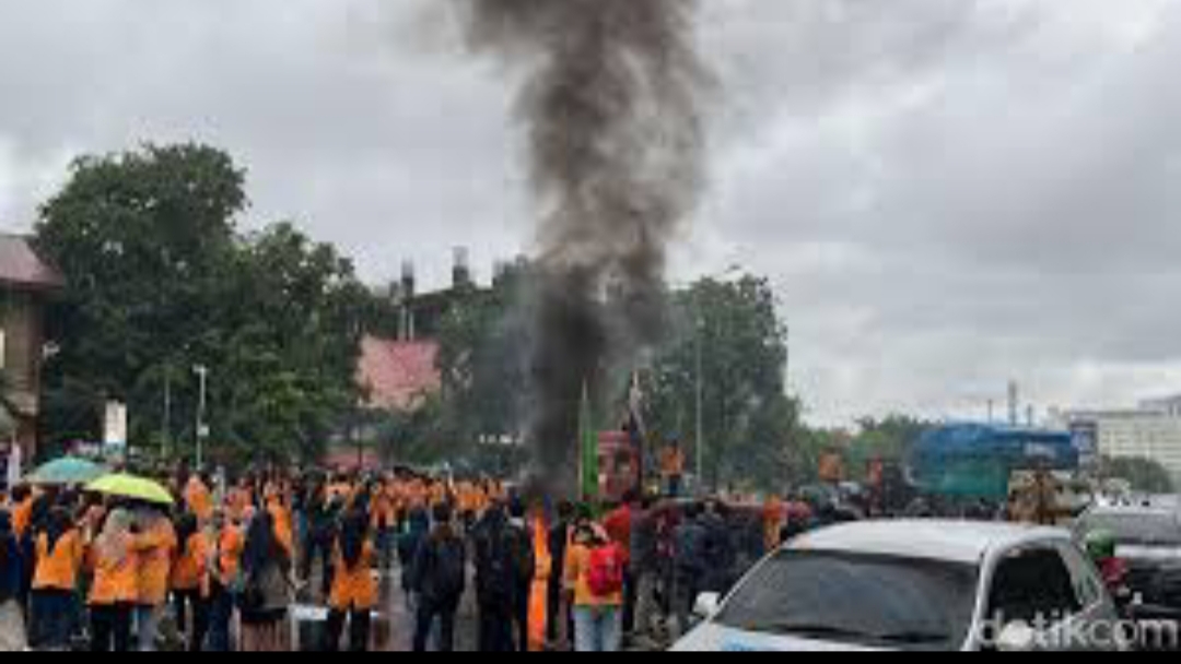 Mahasiswa UNM Demo Tuntut Pengembalian Prof. Kartajayadi